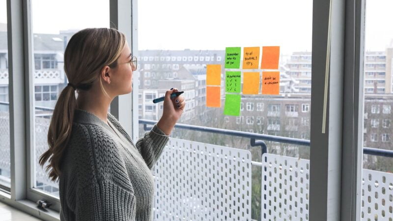 Jak system obiegu dokumentów rewolucjonizuje pracę biurową